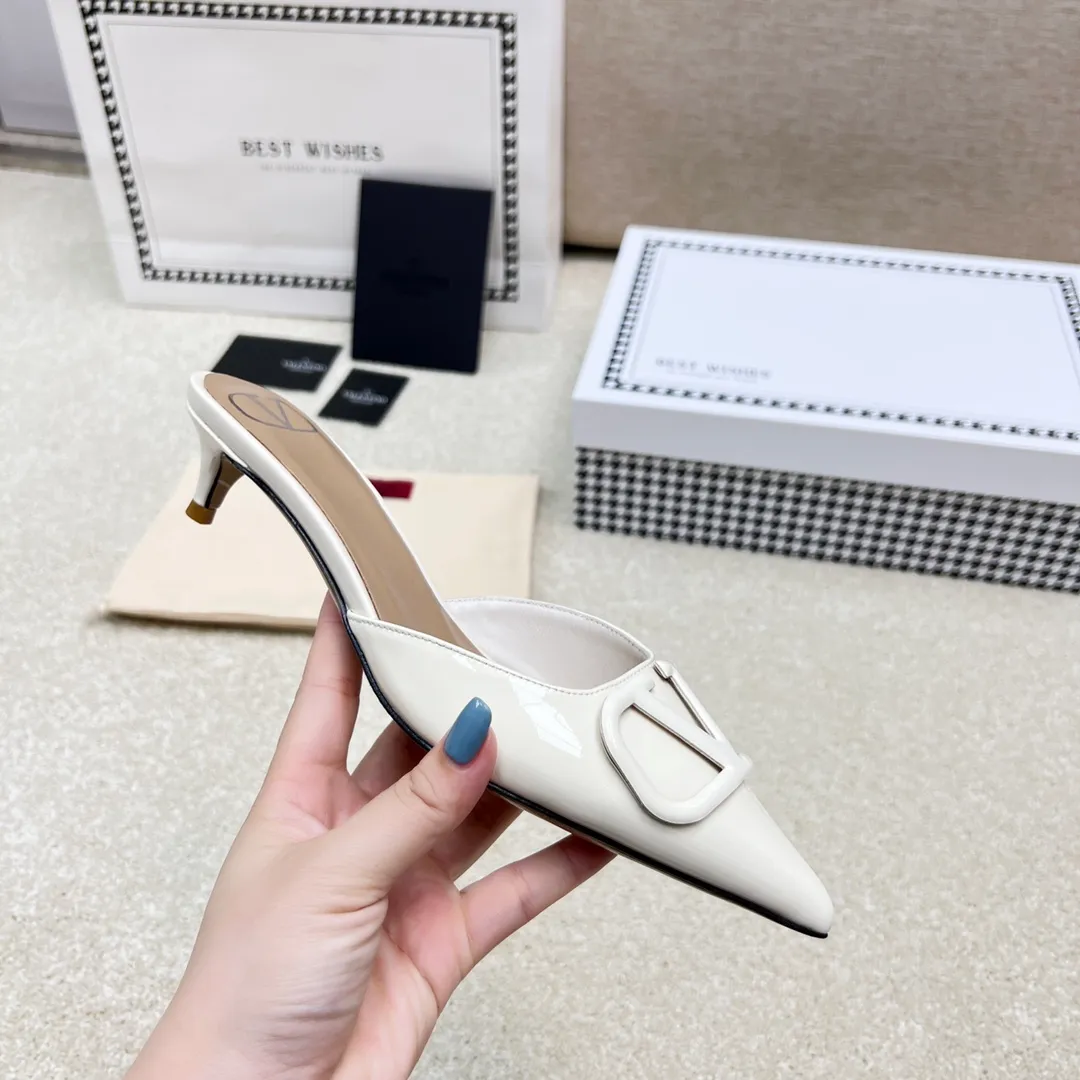 👟👟Ex-factory price 500👟👟 VALENTINO latest V Logo buckle back empty slippers 🔥🔥🔥 🕳️🕳️🕳️ Exclusive original 1-1 development, no goods without the original 〰 ɪɴѓᴏʀᴍᴀᴛɪᴏɴ 〰 Buckle: V-LoGo leather buckle Material: Imported patent leather Lining: full-grain sheepskin Outsole: Italian through-dyed cowhide Midsole: Italian original craft material Process: computer stitching, machine shaping Heel height: 4.0/8cm Made in Italy 🇮🇹 Ready-made code: 35 36 37 38 39 Ready-made custom code: 34 40 41 Delivery period 1-3 days Not retreating